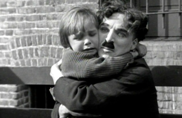 Чарлі Чаплін обіймає дівчинку