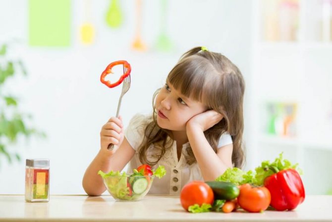 дитина їсть овочі