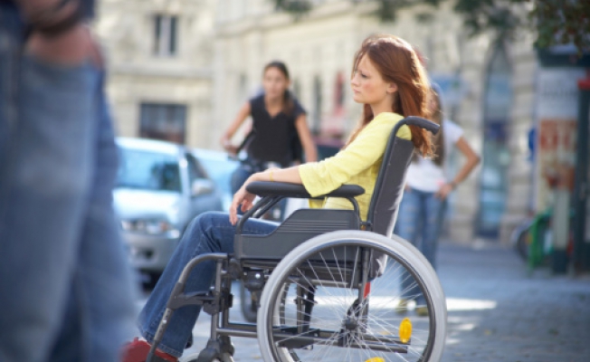 людина на інвалідному візку