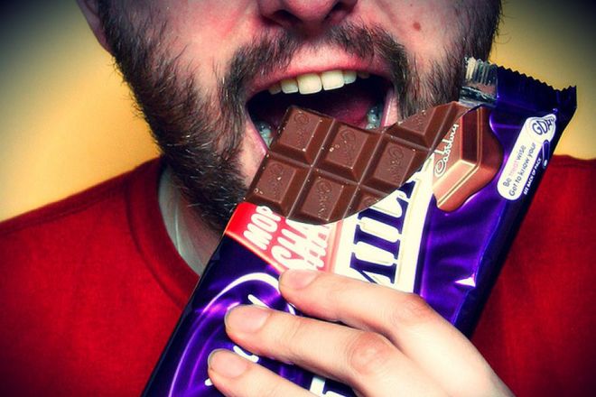 чоловік їсть шоколад