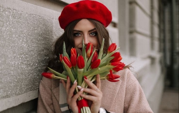 дівчина з тюльпанами