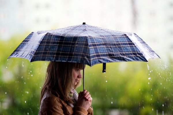 жінка в дощ