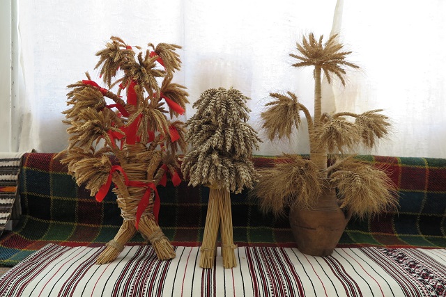 Дідух же відрізняється від просто снопа.