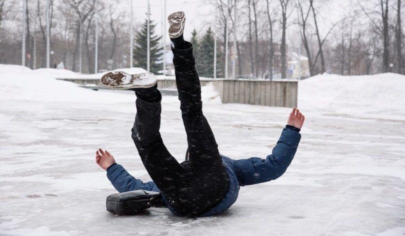 падіння в ожеледицю