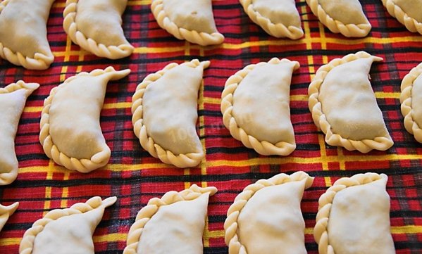 Для багатьох українців турбота — це їжа, наприклад, вареники.