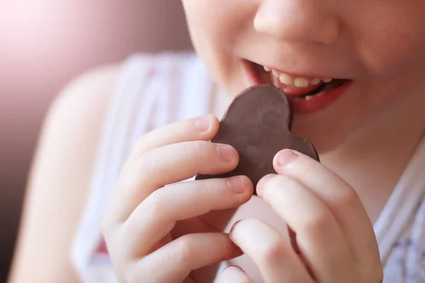 дитина їсть цукерку