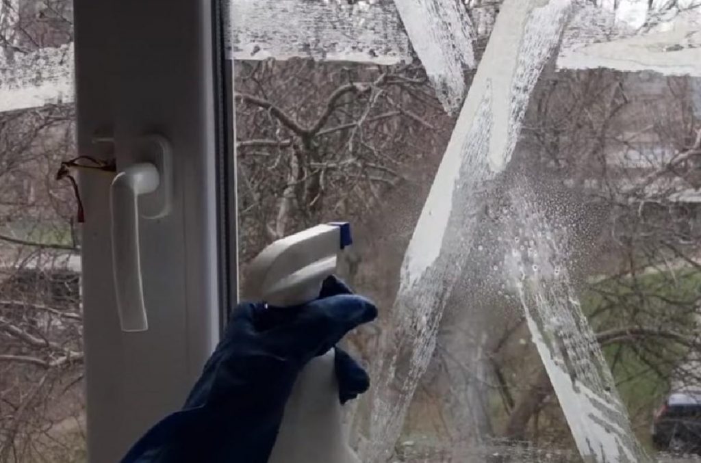 скотч на вікнах