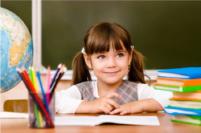 Дитина читає перед першим класом