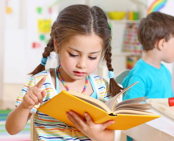 Дитина читає перед першим класом