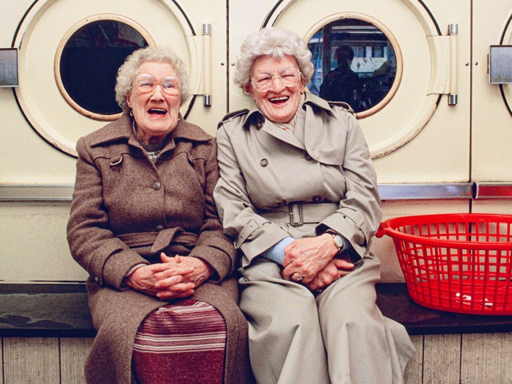 Жінки літнього віку веселяться разом