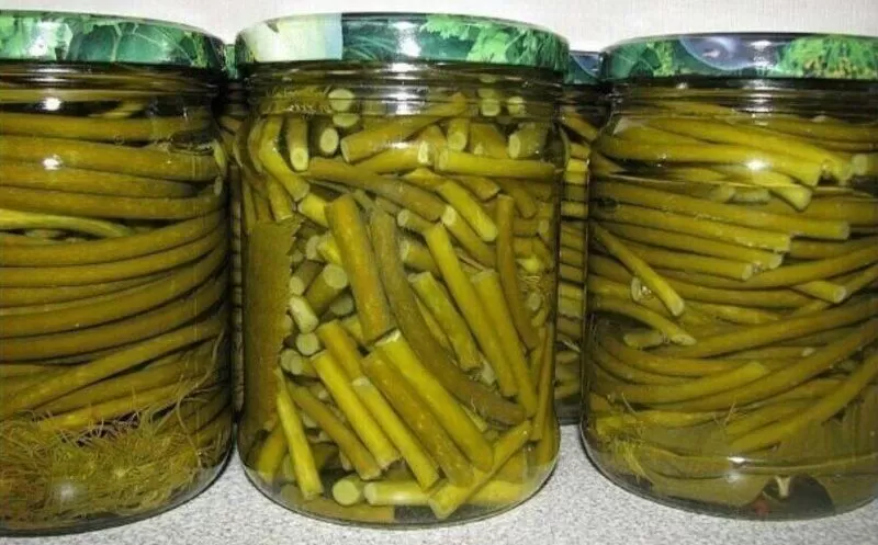 Мариновані часникові стрілки