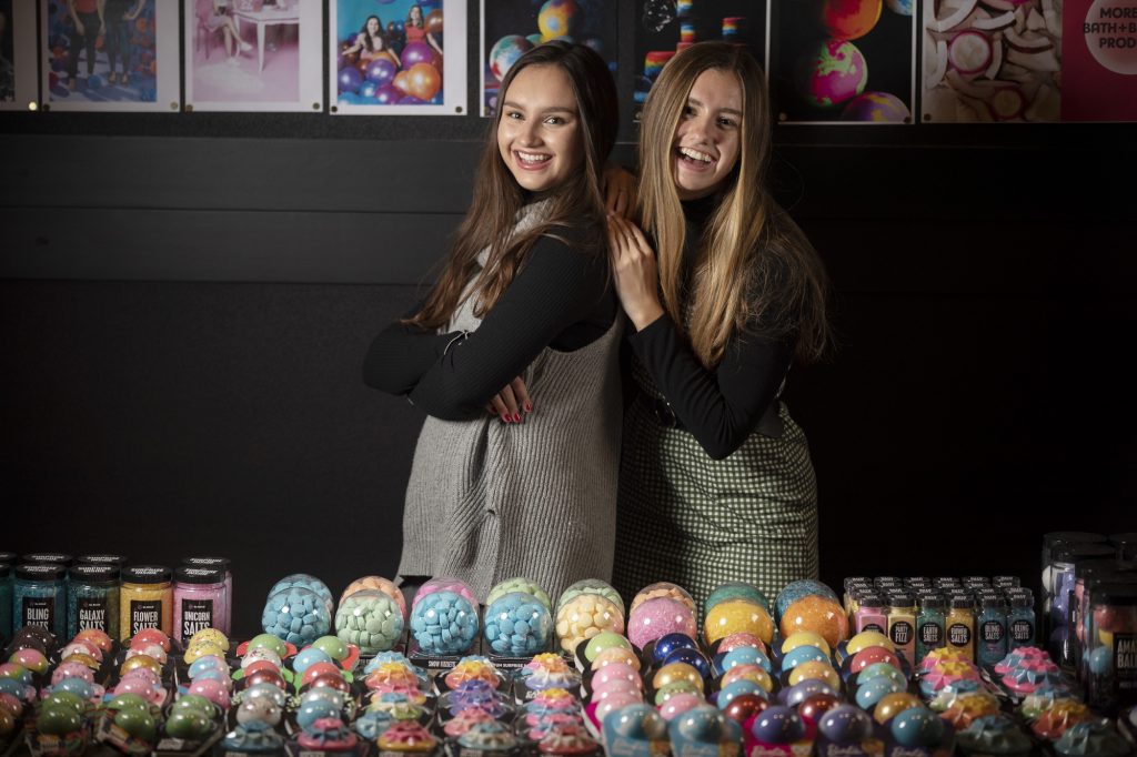 сестри Da Bomb Bath Fizzers