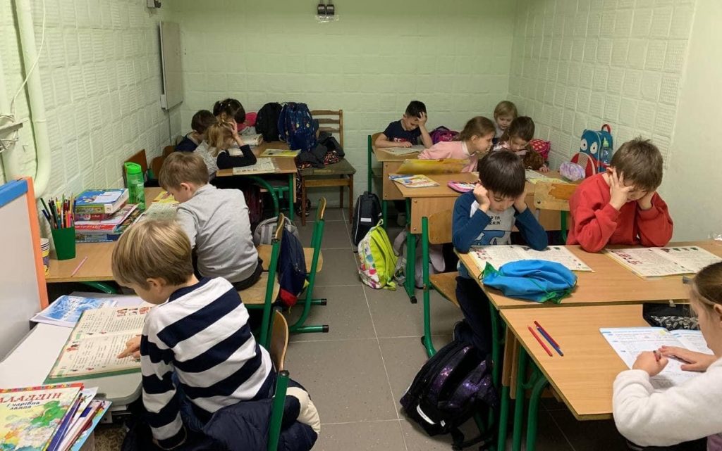 діти в укритті