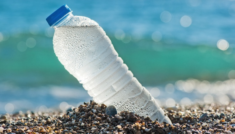 Вода у пластиковій пляшці